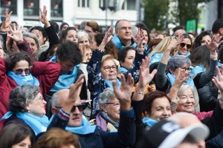 Archivo - Decenas de personas aplaudiendo en lenguaje de signos durante una concentración de personas sordas, en la Plaza de Callao, a 28 de octubre de 2023, en Madrid (España). La Confederación Estatal de Personas Sordas (CNSE) celebra hoy una concentrac