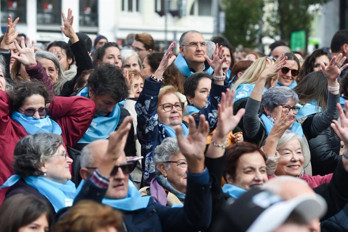 Archivo - Decenas de personas aplaudiendo en lenguaje de signos durante una concentración de personas sordas, en la Plaza de Callao, a 28 de octubre de 2023, en Madrid (España). La Confederación Estatal de Personas Sordas (CNSE) celebra hoy una concentrac