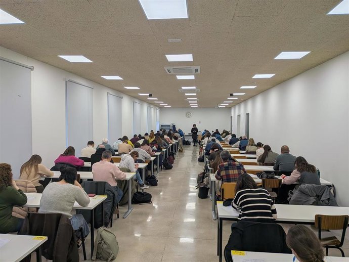 Archivo - Alumnos en un examen. Imagen de archivo