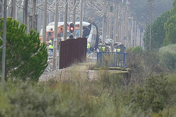 Archivo - Trabajos de rescate de los convoyes de trenes accidentados en la zona del suceso en Adamuz (Córdoba).  