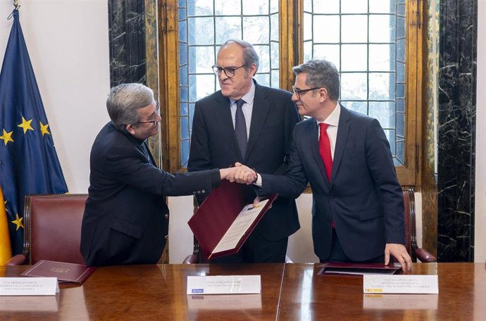 El presidente de la Conferencia Episcopal Española (CEE), Luis Argüello; el Defensor del Pueblo, Ángel Gabilondo, y el ministro de la Presidencia, Félix Bolaños, durante la firma del acuerdo para reparar a víctimas de abusos.