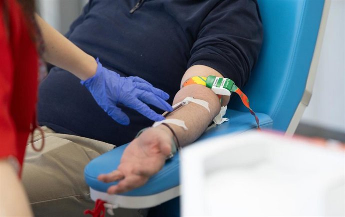Una persona donando sangre en una imagen de archivo. 