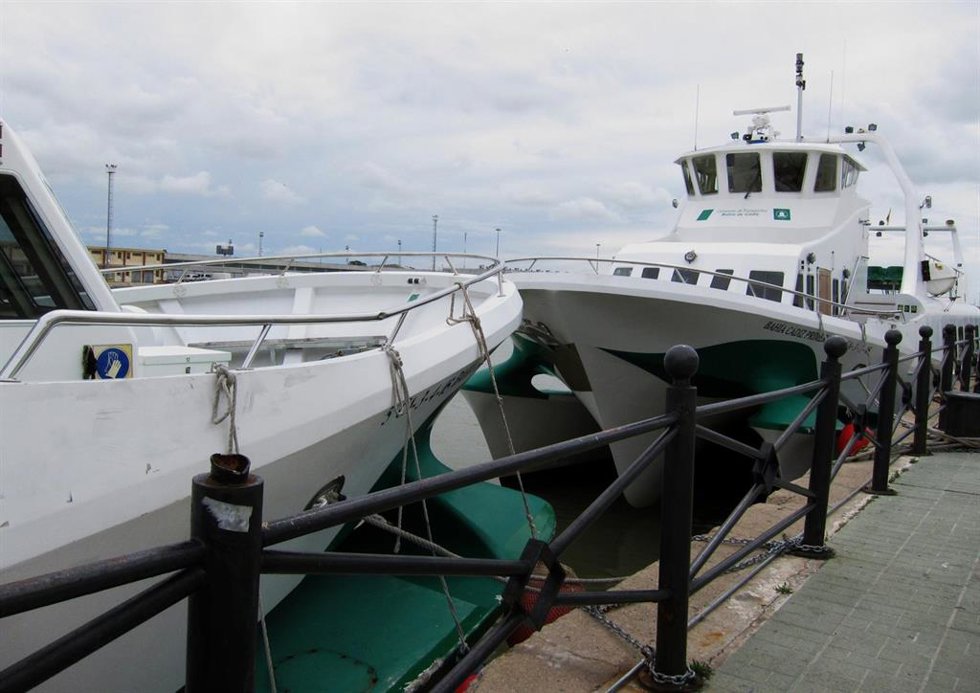 Archivo - Catamaranes atracados por mal tiempo en la terminal de El Puerto de Santa María (Cádiz).
