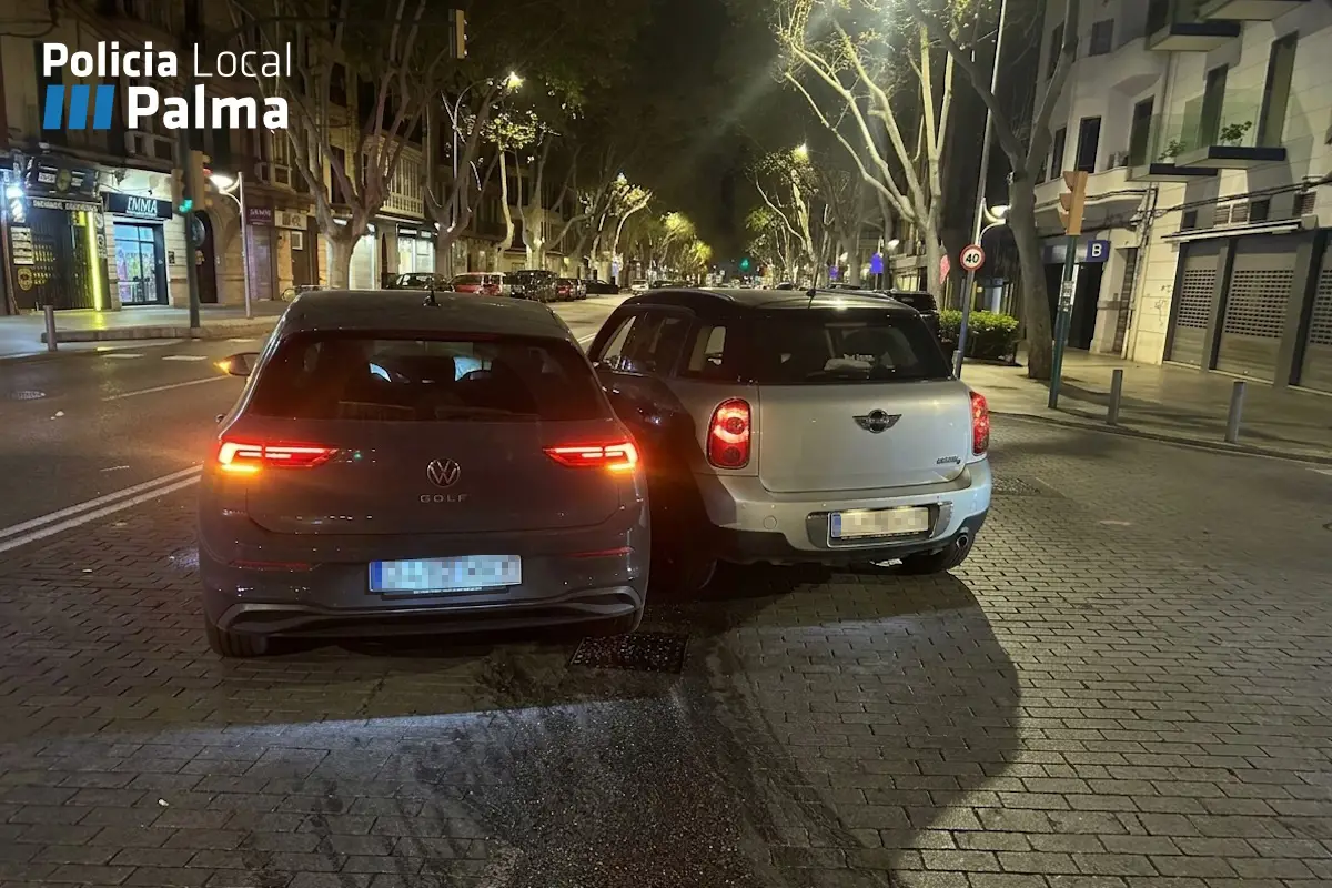 Imagen de los dos coches accidentados en la calle 31 de Desembre