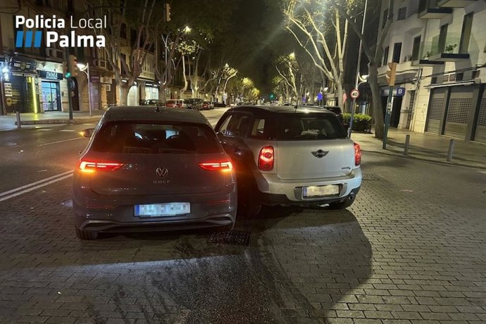 Imagen de los dos coches accidentados en la calle 31 de Desembre.
