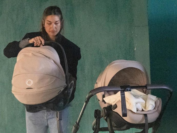 Archivo - Estela Grande con sus gemelos.