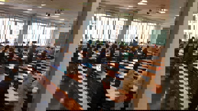 Archivo - Imagen de archivo de alumnos en un examen. 