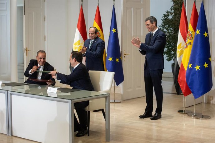 Archivo - Arquivo - O ministro das Relações Exteriores do Egito, Badr Abdelatty (à esquerda), e o ministro das Relações Exteriores, da União Europeia e da Cooperação, José Manuel Albares (à direita), assinam um acordo durante um encontro no Palácio de la 