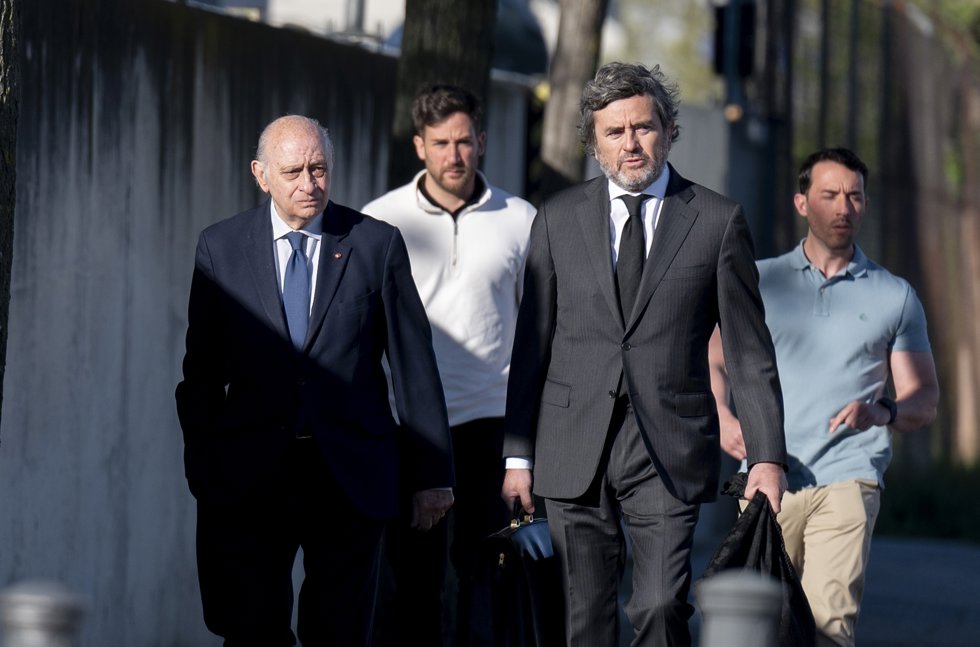 El exministro del Interior Jorge Fernández Díaz (i) a su llegada al primer día del juicio de la Operación Kitchen, en la Audiencia Nacional, a 6 de abril de 2026, en San Fernando de Henares, Madrid (España).