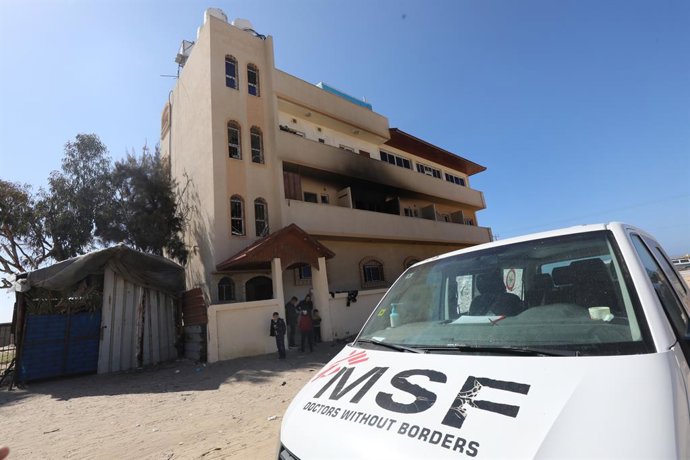Archivo - February 21, 2024, Khanyunis, Gaza Strip, Palestinian Territory: A view of a damaged building, belonged to medical charity Doctors Without Borders (MSF), following the Israeli attack in al-Mawasi, Khan Yunis, Gaza on February 21, 2024. Medical c