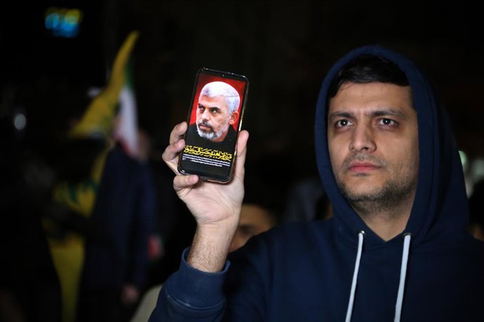 Archivo - January 16, 2025, Tehran, Iran: An Iranian man shows a picture of the slain chairman of the Hamas Political Bureau, Yahya Sinwar, on his mobile phone during a celebration of the announcement of a ceasefire deal between Hamas and Israel at the Fe