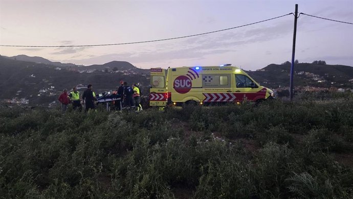 Asistencia a un motorista de 32 años tras caer a un barranco en Vega de San Mateo, en Gran Canaria