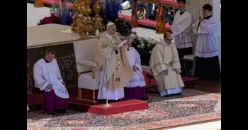 El Papa oficia su primera Misa de Resurrección y pide en la bendición 'Urbi et Orbi' que se abandonen las armas