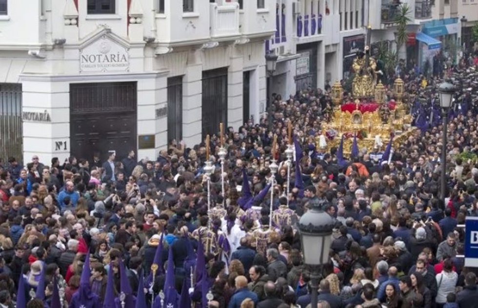 Imagen de archivo de la Hermandad del Nazareno por la calle Marina en Huelva.