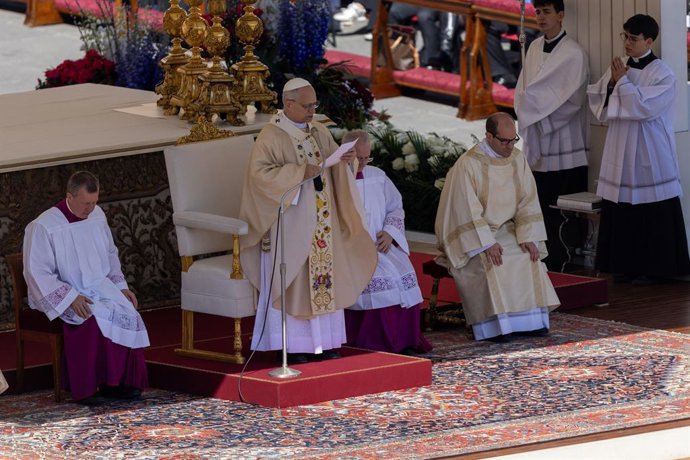 El Papa durant la Missa del Diumenge de Pasqua a la Plaça de Sant Pere, al Vaticà.