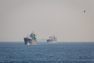 16 March 2026, Turkey, Istanbul: Oil tankers and cargo ships transit the Bosphorus Strait in Istanbul. As tensions in the Strait of Hormuz raise concerns over tanker traffic and the security of global energy routes, the Turkish Straits continue to play a 