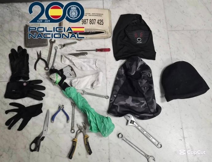 Efectos intervenidos al detenido por el robo con fuerza en un bar de León.