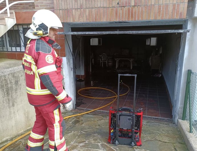 Extinguido un incendio en el garaje de una vivienda, foto de archivo