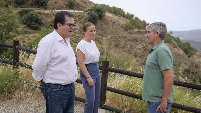 Imagen del diputado de Fomento, Infraestructuras, Vertebración del Territorio y Agua, Antonio J. Rodríguez; la diputada provincial de Medio Ambiente y Sostenibilidad, María Luisa Cruz y el alcalde de Bayárcal (Granada) Germán Moreno.