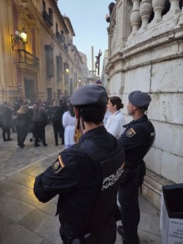 Agentes de la Policía Nacional durante las procesiones en Málaga.