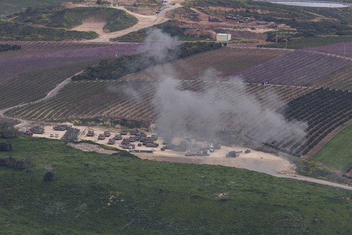JERUSALÉM, 13 de março de 2026  -- Uma área de concentração militar israelense no norte de Israel, perto da fronteira com o Líbano, foi atingida por granadas disparadas do Líbano, em 13 de março de 2026. O exército israelense informou nesta sexta-feira, e