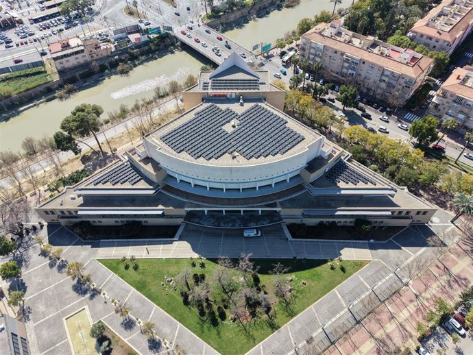Imagen de la instalación fotovoltaica del Auditorio regional Víctor Villegas.