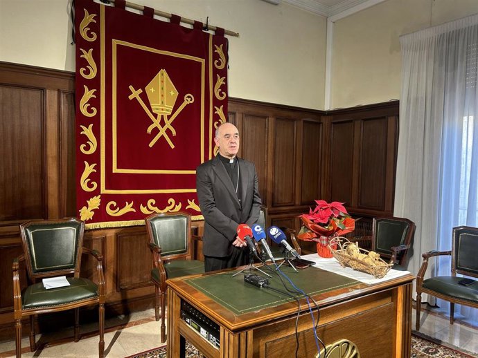 Archivo - El obispo de Santander, Arturo Ros, durante el mensaje de Navidad. Archivo