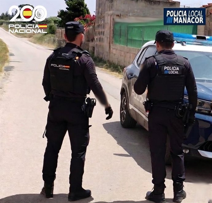 Agentes de la Policía Nacional y la Policía Local de Manacor durante la intervención por la okupación de un chalé.