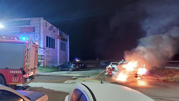 Un incendio afecta a dos vehículos en una zona industrial de Arnuero