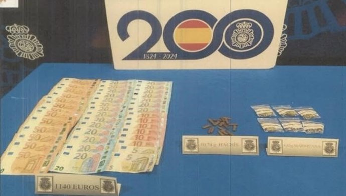 Archivo - Dinero y sustancias estupefacientes intervenidas a los detenidos por tráfico en Valladolid.
