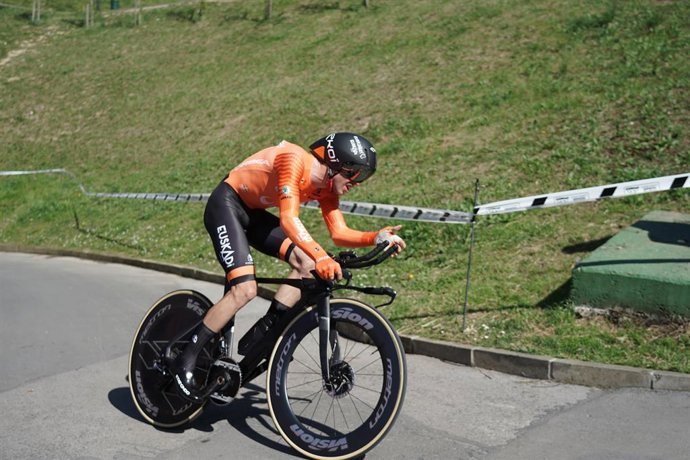 Archivo - Un ciclista participa en  la Itzulia (archivo)