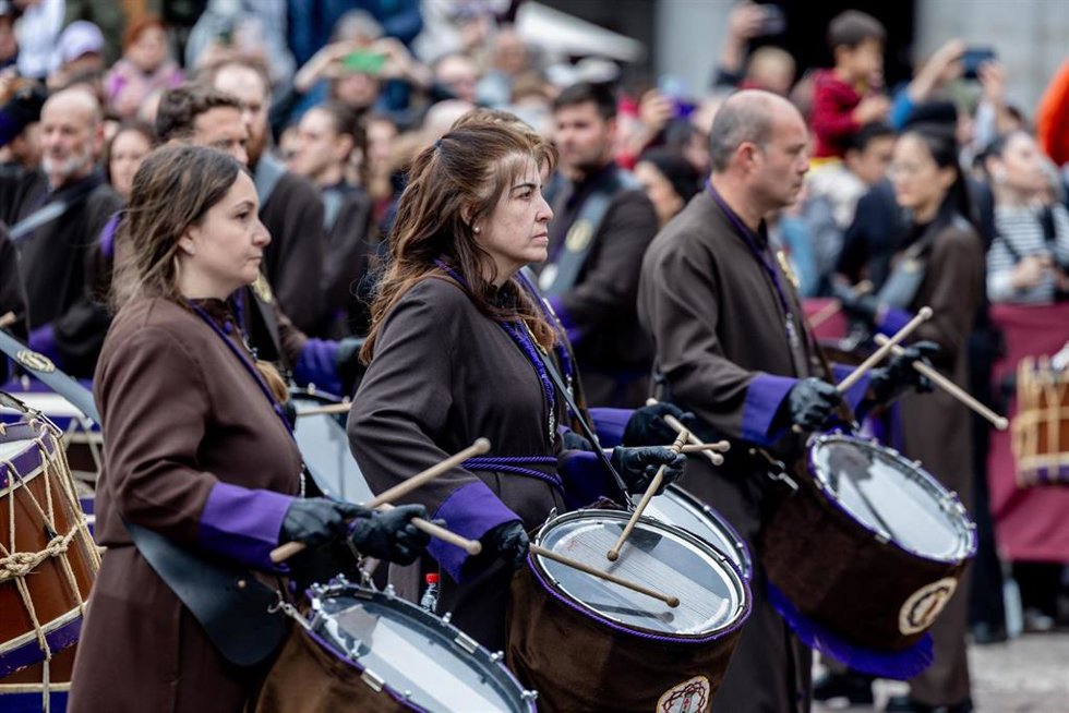 Archivo - Varias personas participan en la Tamborrada de Resurrección, en la Plaza Mayor, a 20 de abril de 2025, en Madrid (España).