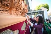 Foto: La alcaldesa de Almería realiza la levantá del Señor de la Vida a la salida de su templo en este Domingo de Resurrección