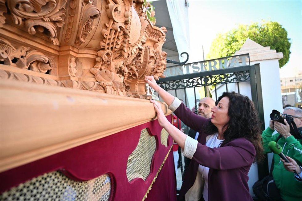 La alcaldesa de Almería, María del Mar Vázquez, realiza la levantá del Señor de la Vida, de la Hermandad del Resucitado.