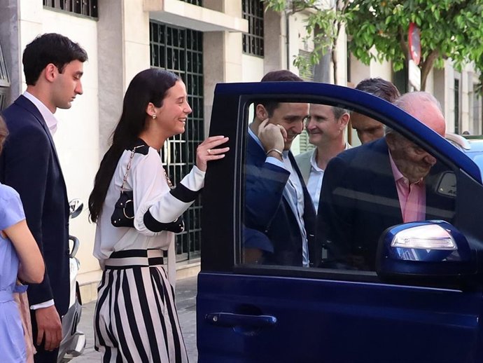 Don Juan Carlos con sus nietos, Felipe, Victoria y su pareja, Jorge Navalpotro.