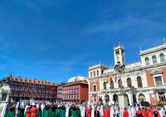 Miles de personas viven el Encuentro entre Jesús Resucitado y la Virgen de la Alegría en la plaza Mayor de Valladolid