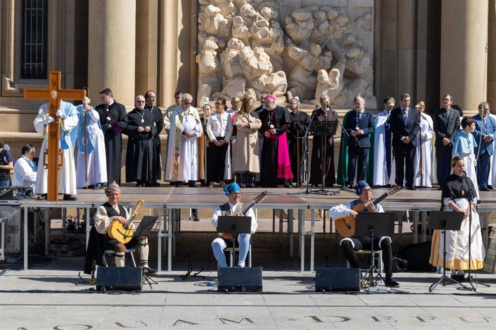 Escenario en la plaza del Pilar durante el Encuentro Glorioso entre la Virgen de la Esperanza y el Consuelo y el Cristo Resucitado en el Domingo de Resurrección con el que acaba la Semana Santa zaragozana.