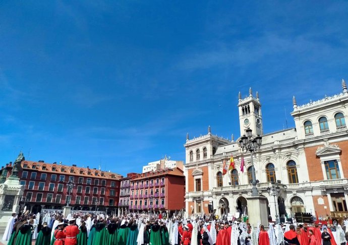 Milhares de pessoas participam do Encontro entre Jesus Ressuscitado e a Virgem da Alegria na Praça Mayor de Valladolid