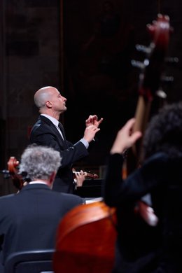 El director Guillermo García Calvo durante el concierto 'Misas' de Mozart y Schubert, interpretado por la Franz Schubert Filharmonia