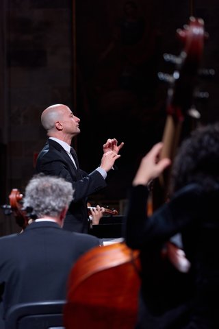 El director Guillermo García Calvo durant el concert 'Misses' de Mozart i Schubert, interpretat per la Franz Schubert Filharmonia