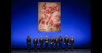 Moreno felicita al periodista Rubén Amón tras pronunciar el Pregón Taurino de la Feria de Abril de Sevilla 2026