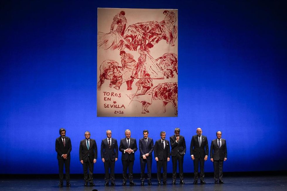 El periodista, y critico taurino, Rubén Amón, y el presidente de la Junta de Andalucía, Juanma Moreno, durante el Pregón taurino de la Feria de Abril en el Teatro de la Maestranza. A 5 de abril de 2026 en Sevilla, (Andalucía, España). 