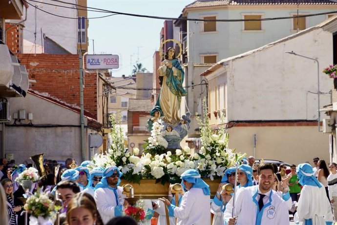 La tradicional procesión del Resucitado ha recorrido este año el entorno de la carretera de Abanilla