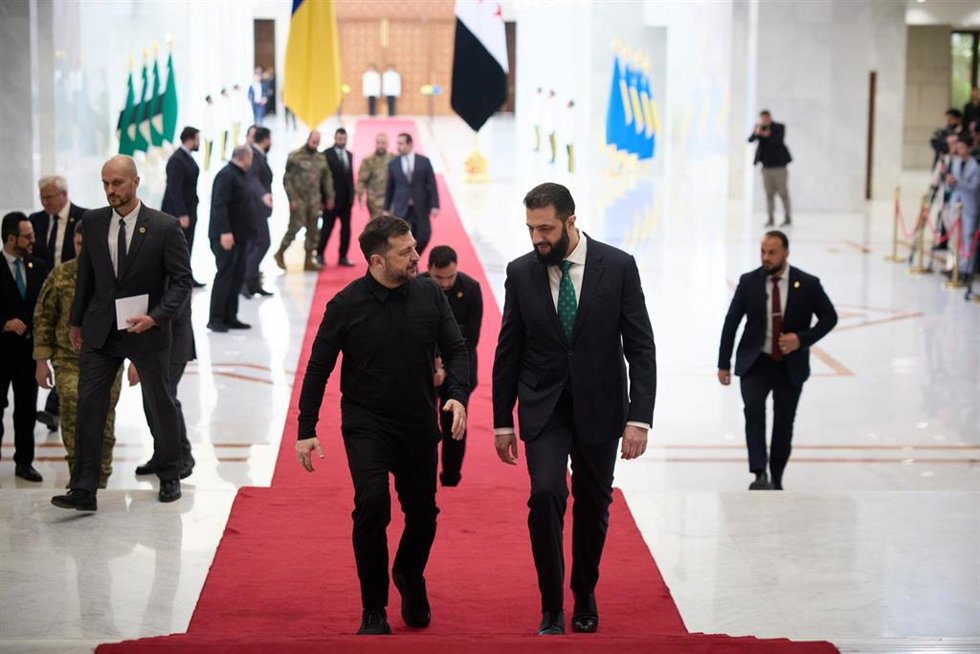 El presidente de Ucrania, Volodimir Zelenski, se reúne con el presidente de Siria, Ahmed al Shara, a 5 de abril de 2026