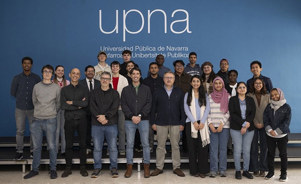 Archivo - El alumnado internacional del Máster Erasmus Mundus SUSTAGRI posa con el profesorado de la UPNA de la asignatura Practical exercise integrating disciplines I.