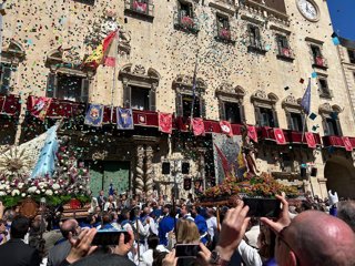 Seis cañones disparan más de 500.000 aleluyas en el Encuentro del Resucitado y la Virgen de la Alegría.