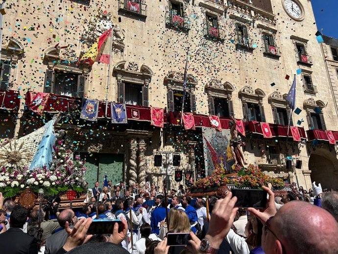 Seis cañones disparan más de 500.000 aleluyas en el Encuentro del Resucitado y la Virgen de la Alegría.