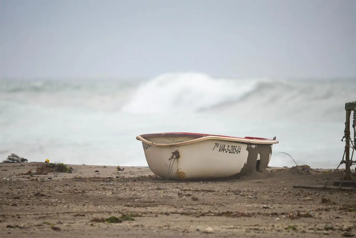 Imagen de la costa de Almería capital presentando fuerte oleaje y viento.
