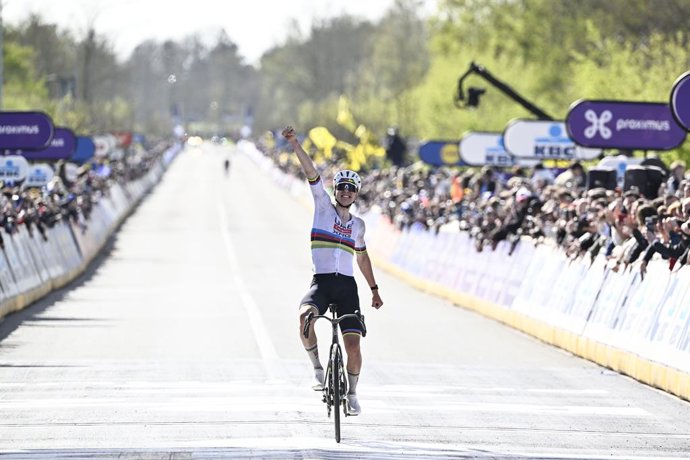5 de abril de 2026, Oudenaarde, Bélgica: O esloveno Tadej Pogacar, da UAE Team Emirates, comemora ao cruzar a linha de chegada e conquistar a vitória na prova masculina da corrida de ciclismo de um dia da UCI WorldTour “Ronde van Vlaanderen/Tour des Fland