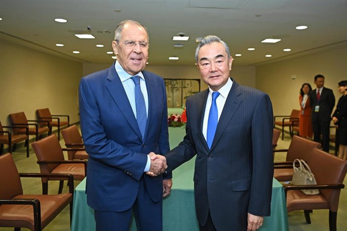Archivo - Wang Yi y Sergei Lavrov (archivo)